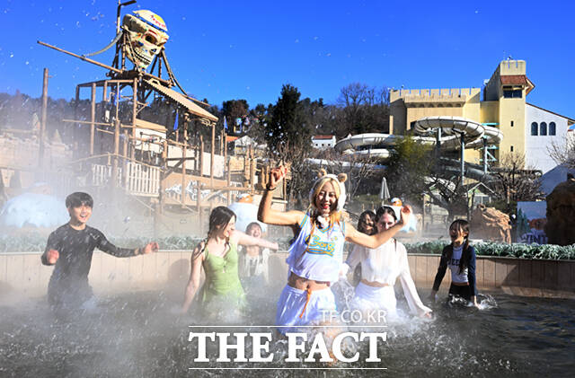 캐리비안 베이의 이색 야외 온천 '윈터 스파 캐비' 운영을 하루 앞둔 4일 경기 용인 캐리비안 베이 내 야외 온천에서 모델들이 따끈따끈한 스파를 즐기고 있다. /용인=이새롬 기자