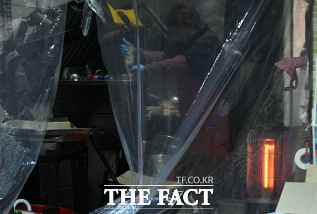 난로에 비닐 바람막이는 필수.