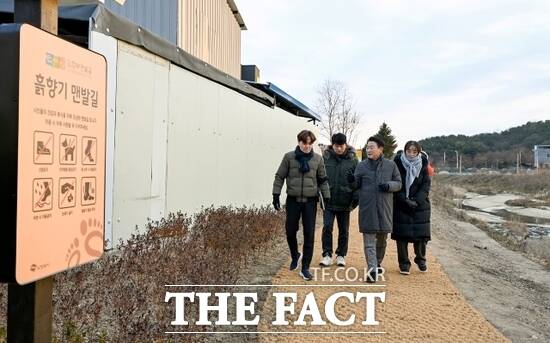 3일 김동근 경기 의정부시장(왼쪽 세 번째)이 관계자들과 경기 의정부시 금오동 자일천변에 조성된 맨발길을 점검하며 마지막까지 철저한 준비를 당부하고 있다. /의정부시