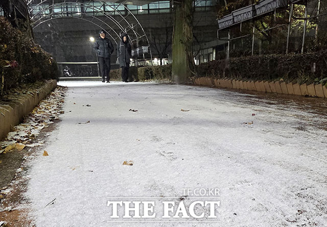 '올해 첫눈이 대설주의보' 눈 내리는 퇴근길.