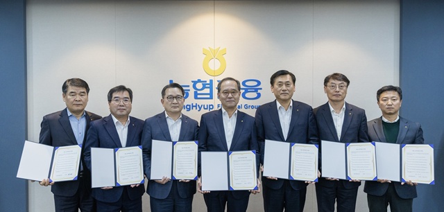 지난 3일 서울 중구 소재 NH농협금융지주 본사에서 이찬우 회장(왼쪽에서 네 번째)과 부사장들이 그룹 소비자보호 헌장에 서약하고 금융소비자 권익 보호를 위한 전사적 실천 의지를 선언했다. /NH농협금융