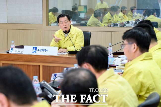 이재준 수원시장이 3일 시청 재난안전상황실에서 겨울철 도로제설 대책상황보고회를 주재했다. /수원시