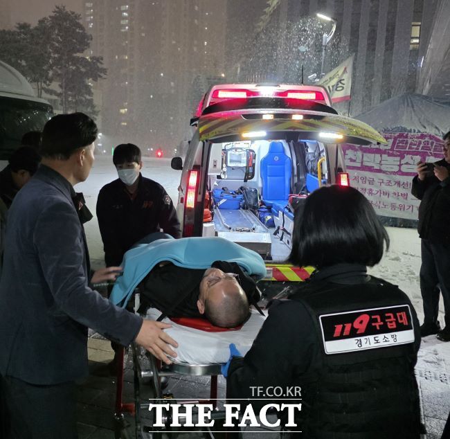 4일 오후 단식 농성 중이던 경기도의회 백현종 국민의힘 대표의원이 119구급대에 의해 병원으로 옮겨지고 있다. /독자 제공