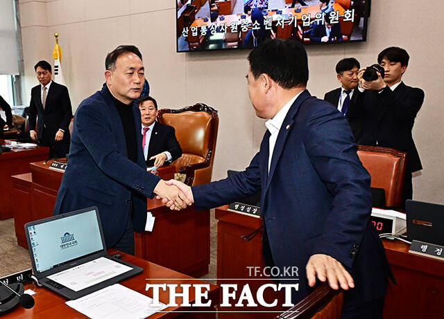 반도체 특별법 대안이 가결된 뒤 악수하는 김원이 산자위 여당 간사와 박성민 야당 간사.