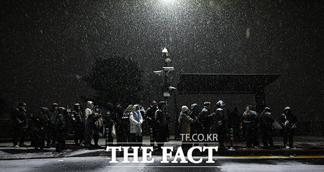 시민들이 눈을 맞으며 버스를 기다리고 있다. /서예원 기자