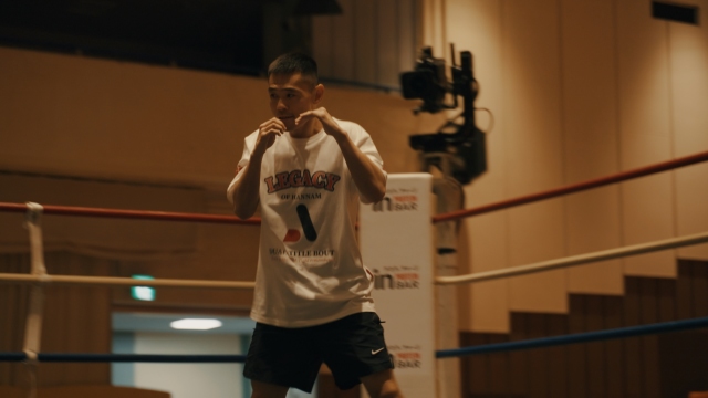 지난 6월 일본 원정 타이틀매치에 앞서 일본복싱의 심장인 고라쿠엔홀의 링위에서 홀로 쉐도우복싱을 하며 포즈를 취한 김주영. 그의 '늦깎이 신화'에 기대가 커지고 있다. / 사진=김주영 제공