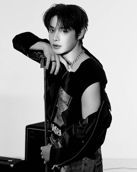 그룹 제로베이스원 멤버 김지웅이 JTBC 새 토일드라마 '경도를 기다리며'에 특별 출연한다. /웨이크원