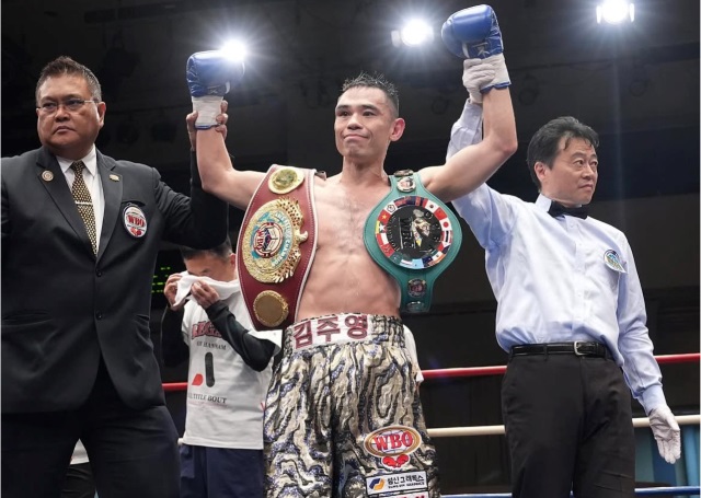 지난 6월 10일 일본에서 OPBF 및 WBO 아시아태평양 슈퍼라이트급 통합타이틀을 따낸 김주영. 왼쪽이 WB0, 오른쪽이 OPBF 챔피언 벨트다. / 사진=한남프로모션