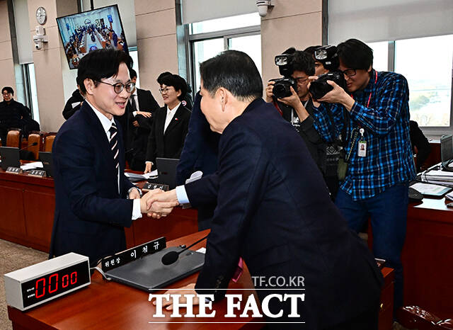 반도체 특별법 대안이 가결된 뒤 이철규 산자위원장과 인사하는 김정관 산업통상부 장관.