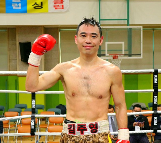 지난 3월 서울 이태원초등학교 특설링에서 열린 복귀 3차전에서 승리한 직후 포즈를 취하고 있는 김주영. 이후 일본 원정 타이틀매치까지 김주영은 14연승을 달리고 있다. / 사진=KBM