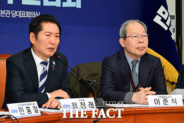 김용만 역사와정의특별위원장, 민홍철 국가보훈정책특별위원장, 정청래 대표, 이준식 전 독립기념관장, 김창록 경북대학교 교수(왼쪽부터)가 간담회에 앞서 기념사진을 남기고 있다.