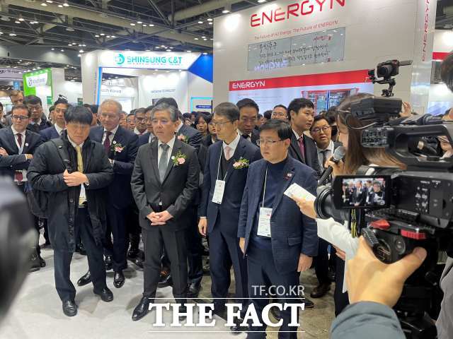 김성환 기후에너지환경부 장관과 장재훈 현대자동차그룹 부회장이 4일 오전 경기 고양 킨텍스에서 개막한 WHE 2025 현대차그룹 부스를 둘러 보고 있다. /최의종 기자