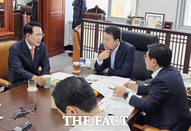 이완섭 서산시장(왼쪽)이 지난달 13일 성일종 국회의원(가운데) 사무실에서 시 주요 현안 사업에 대한 국비 반영을 건의 하고 있다. /서산시