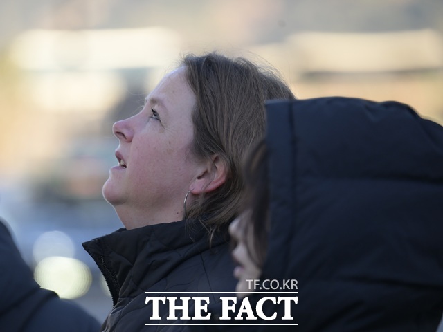 서울에 이틀째 한파가 지속되는 4일 오전 서울 종로구 광화문 인근에서 한 시민이 추위에 모자를 눌러쓰고 있다. /송호영 기자