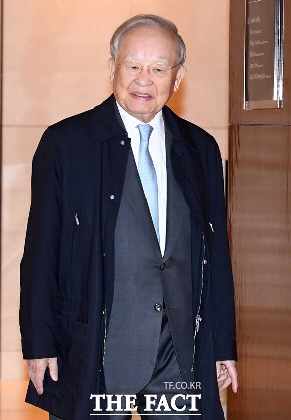 손경식 경총 회장이 4일 청와대 영빈관에서 열린 '산업 역군 초청 오찬' 행사에 경제계 대표로 참석했다. /더팩트 DB