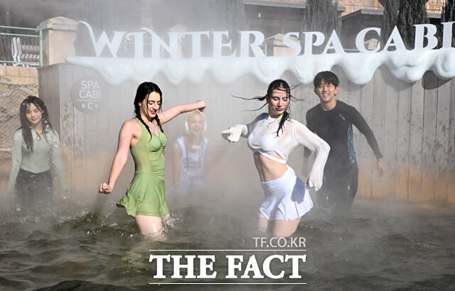 캐리비안 베이의 이색 야외 온천 '윈터 스파 캐비' 운영을 하루 앞둔 4일 경기 용인 캐리비안 베이 내 야외 온천에서 모델들이 따끈따끈한 스파를 즐기고 있다. /용인=이새롬 기자