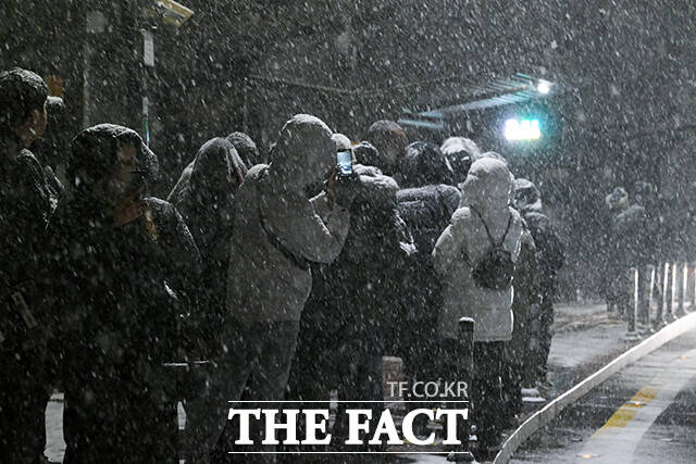 시민들이 눈을 맞으며 버스를 기다리고 있다. /서예원 기자