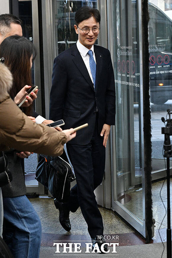 신한금융지주회사 사옥으로 들어서는 진옥동-이선훈-정상혁(왼쪽부터)
