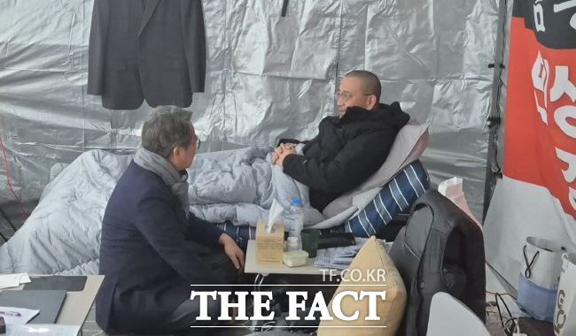 김동연 경기도지사(왼쪽)가 4일 오전 일찍 도청사 1층에서 삭발 단식 농성중인 도의회 백현종 국민의힘 대표의원을 만나 안부를 묻고 있다. /독자 제공