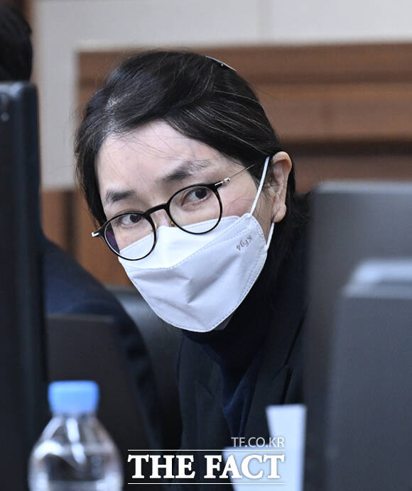 도이치모터스 주가조작과 명태균 공천개입, 통일교 청탁·뇌물 수수 의혹 혐의 등으로 구속기소 된 김건희 씨가 전날 서울 서초구 서울중앙지방법원에서 열린 자본시장법 위반 혐의 결심 공판에 출석하고 있다. /이새롬 기자