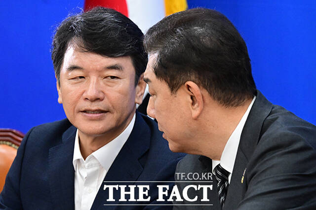 문진석(왼쪽) 더불어민주당 원내수석부대표는 지난 2일 국회 본회의에서 김남국 대통령실 디지털소통비서관에게 인사 청탁성 메시지를 보내며 논란이 됐다. /남윤호 기자