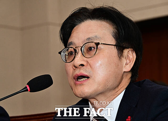 답변하는 김정관 산업통상부 장관.