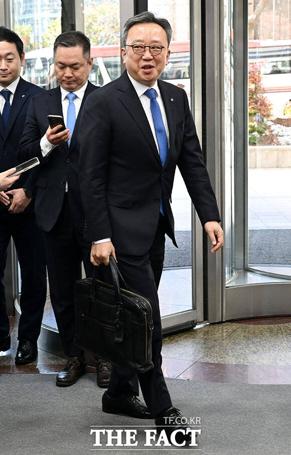 신한금융지주회사 사옥으로 들어서는 진옥동-이선훈-정상혁(왼쪽부터)