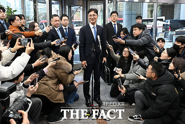 신한금융지주회사 사옥으로 들어서는 진옥동-이선훈-정상혁(왼쪽부터)