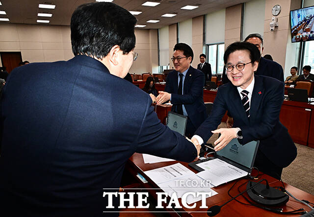 야당 의원들과 인사하는 김정관 산업통상부 장관(오른쪽)