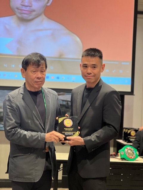 지난 12월 2일 태국 방콕의 WBC 총회에서 김주영(오른쪽)이 OPBF 올해의 신인상을 받는 장면. 동 기구 슈퍼미들급 챔피언인 한국의 윤덕노가 올해의 선수상을, KBM의 황현철 대표가 올해의 커미셔너상을 각각 받았다. / 사진=KBM