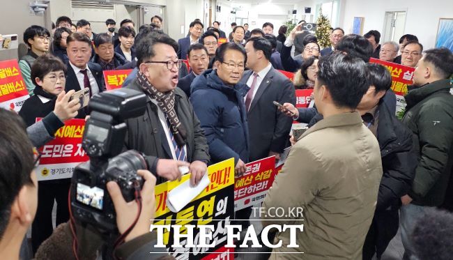 4일 오전 경기도청 5층에서 경기도의회 소속 국민의힘 의원들이 고 김대중(DJ) 전 대통령의 맏손자이자 김동연 경기도지사의 비서인 김종대 씨를 둘러싸고 고성을 쏟아내고 있다. /이승호 기자