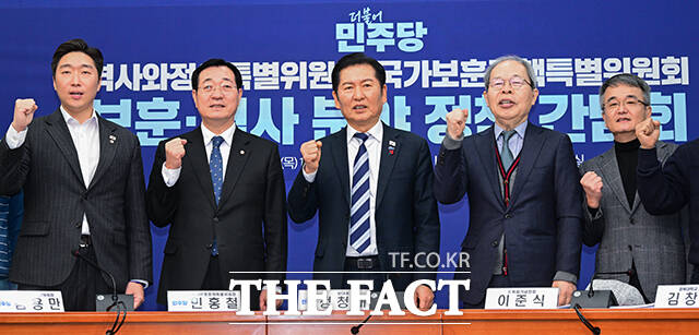 김용만 역사와정의특별위원장, 민홍철 국가보훈정책특별위원장, 정청래 대표, 이준식 전 독립기념관장, 김창록 경북대학교 교수(왼쪽부터)가 간담회에 앞서 기념사진을 남기고 있다.