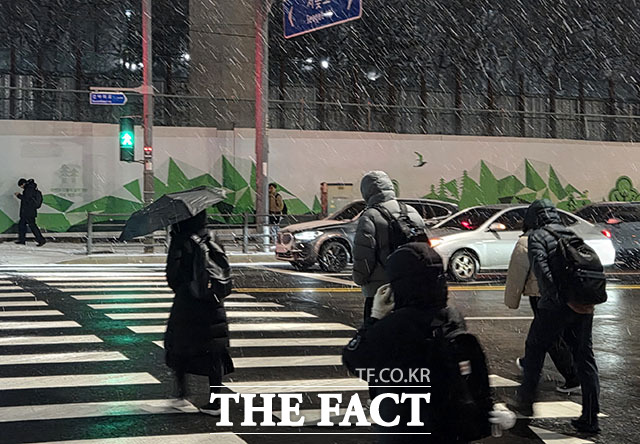 '올해 첫눈이 대설주의보' 눈 내리는 퇴근길.