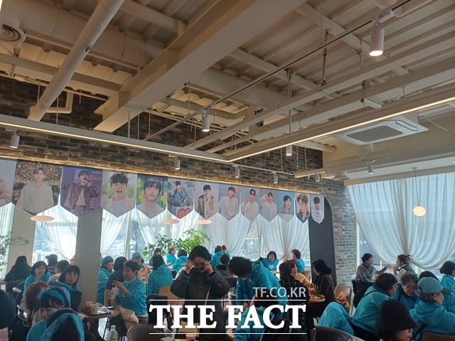 늘 그렇듯 관객들의 즐거움은 콘서트 시작전부터 만끽하는 분위기다. 서울콘서트가 열린 지난달 KSPO DOME 주변은 올림픽공원 입구 카페와 식당에도 홀을 가득 메운 팬들의 웃음소리가 끊이지 않았다. /강일홍 기자