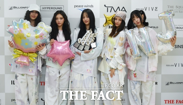 뉴진스가 NJZ라는 이름을 지우고 어도어 복귀를 선언한 뒤 지난해 6월 발표된 Supernatural이 글로벌 오디오·음원 스트리밍 플랫폼 스포티파이에서 2억 스트리밍을 돌파했다. 사진은 지난해 일본 오사카 교세라 돔 오사카에서 열린 2024 더팩트 뮤직 어워즈 당시 뉴진스. /더팩트 DB
