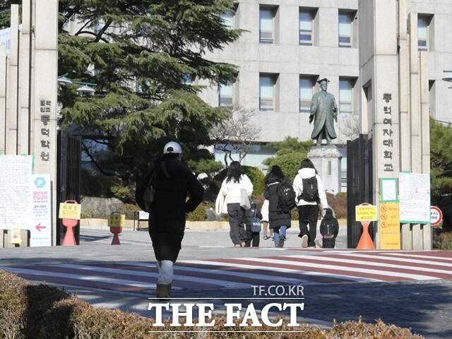 '공학 전환 소식에 칼부림 예고글' 래커칠 제거 행사 연기된 동덕여대. /송호영 기자