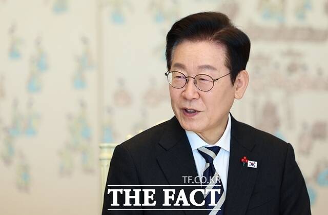 전 산업에서 AI와 로봇 기술 확산이 거세지고 있다. 제조·의료·금융 등 핵심 분야는 이미 AI를 미래 경쟁력 중심축으로 삼아 대대적 전환에 나섰다. 사진은 이재명 대통령이 지난 3일 서울 용산 대통령실 청사에서 열린 5부 요인 초청 오찬에서 발언하고 있다. /대통령실통신사진기자단·뉴시스