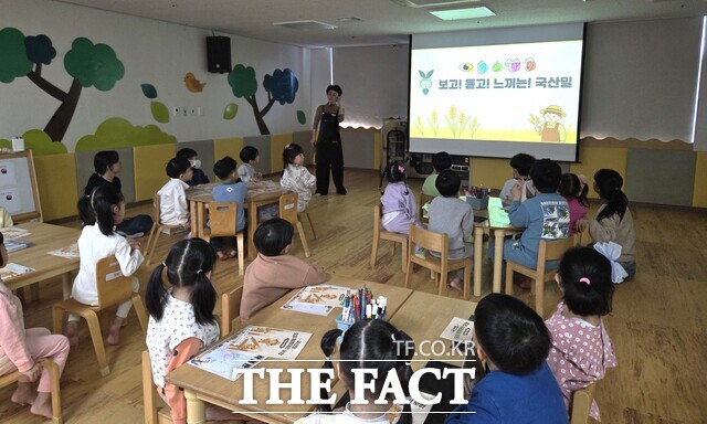한국농수산식품유통공사가 전북대학교숲속어린이집을 찾아 국산밀 우수성 인지도 캠페인을 하고 있다. /한국농수산식품유통공사
