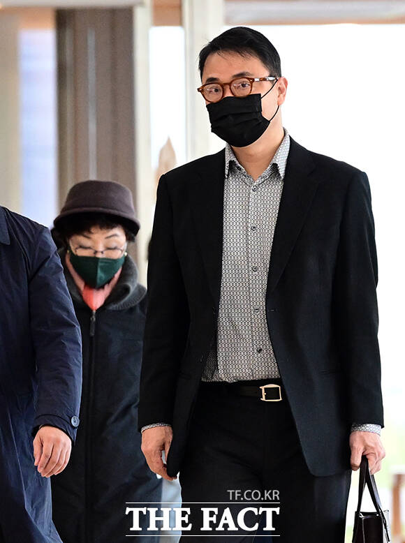 특정범죄 가중처벌법상 국고손실 혐의를 받는 김건희 씨의 모친 최은순 씨와 오빠 김진우 씨가 지난달 11일 오전 서울 광화문 KT 웨스트 빌딩에 마련된 김건희특검 사무실로 피의자 신분으로 출석하고 있다. /임영무 기자