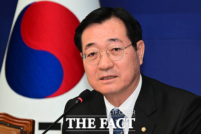 김용만 역사와정의특별위원장, 민홍철 국가보훈정책특별위원장, 정청래 대표, 이준식 전 독립기념관장, 김창록 경북대학교 교수(왼쪽부터)가 간담회에 앞서 기념사진을 남기고 있다.