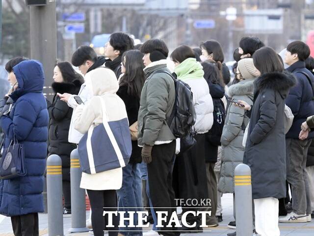 서울에 이틀째 한파가 지속되는 4일 오전 시민들이 서울 종로구 광화문 인근 건널목에서 신호를 기다리고 있다. /송호영 기자