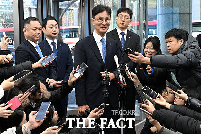 이선훈 신한투자증권 사장이 4일 오전 서울 중구 신한금융지주회사 사옥으로 들어서며 취재진의 질문에 답하고 있다. /남용희 기자