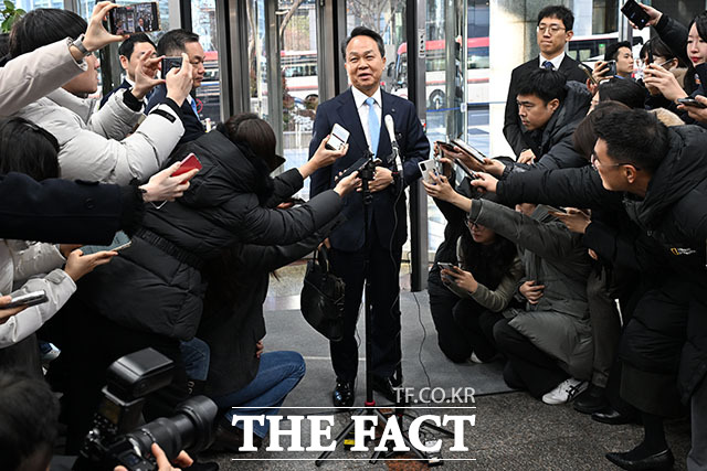 신한금융지주회사 사옥으로 들어서는 진옥동-이선훈-정상혁(왼쪽부터)