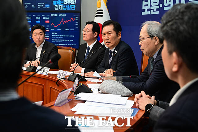 김용만 역사와정의특별위원장, 민홍철 국가보훈정책특별위원장, 정청래 대표, 이준식 전 독립기념관장, 김창록 경북대학교 교수(왼쪽부터)가 간담회에 앞서 기념사진을 남기고 있다.