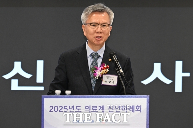 대한의사협회(의협)는 윤석열 전 대통령과 보건복지부 조규홍 전 장관, 박민수 전 차관 등 윤석열 정부 의과대학 정원 2000명 증원 정책을 주도한 이들을 상대로 법적 대응을 준비하고 있다고 4일 밝혔다. 사진은 지난 2월 17일 김택우 대한의사협회장이 서울 용산구 대한의사협회에서 열린 '2025년 의료계 신년하례회'에 참석해 신년사를 하는 모습. /박헌우 기자