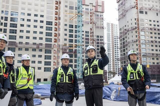 현대건설이 지난 3일 경기 안산시 힐스테이트 라군 인테라스 2차와 시흥시 힐스테이트 더웨이브시티에서 동절기 대비 건설현장 안전점검 릴레이 캠페인을 진행했다. /현대건설