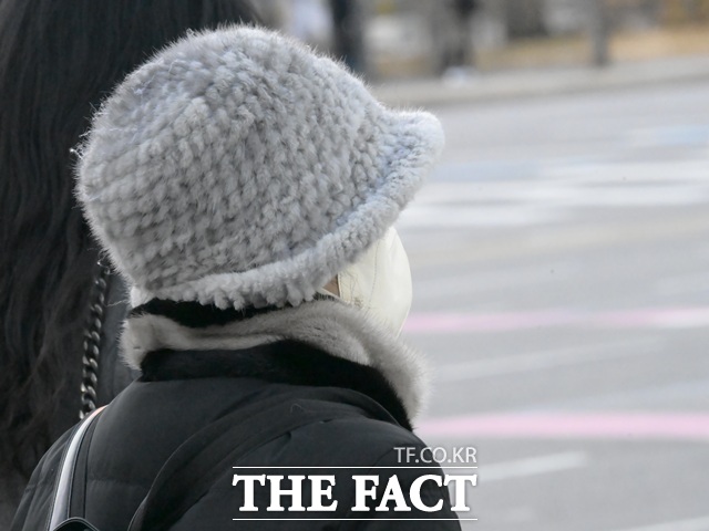 서울에 이틀째 한파가 지속되는 4일 오전 서울 종로구 광화문 인근에서 한 시민이 추위에 모자를 눌러쓰고 있다. /송호영 기자