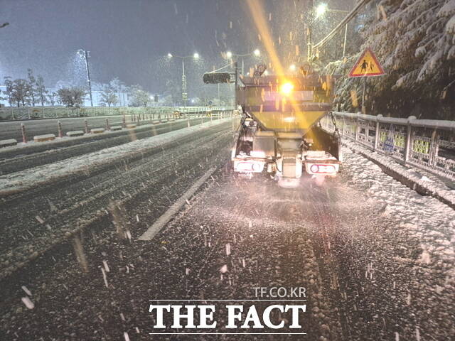 지난해 12월 천안시 주요 도로에서 제설 차량이 제설작업을 하고 있는 모습. /천안시