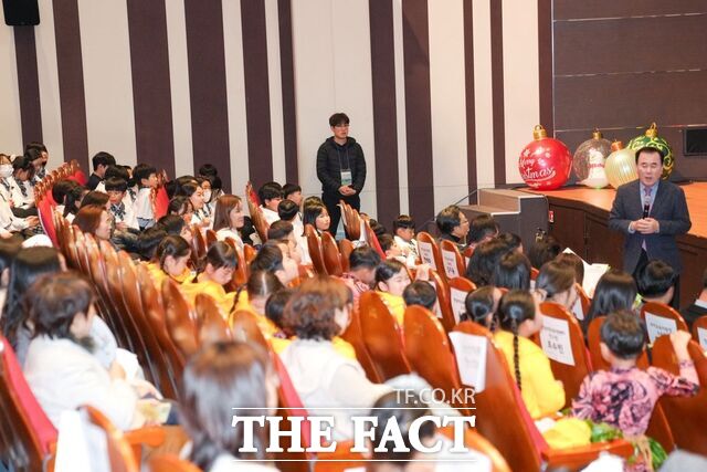 4일 홍주문화회관에서 열린 2025 농어촌 우리동네 예술학교 수업활동 발표회에 참석한 김지철 교육감이 인사말을 전하고 있다. /충남교육청