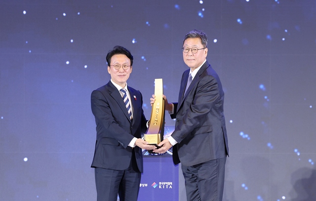 김민석 국무총리(왼쪽)가 4일 서울 강남구 코엑스에서 열린 제62회 무역의날 기념식에서 이규복 현대글로비스 대표이사에게 60억달러 수출의 탑을 수여하고 있다. /현대글로비스